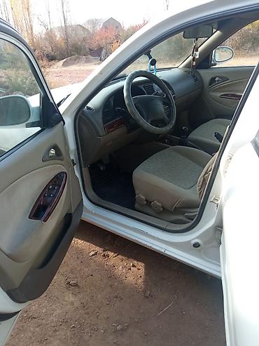 Другие детали салона: Легковой автомобиль седан, салон бежевый тканевый. Основные — 7