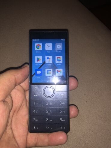 Qara rəngdə düyməli telefon, əsas zəng və mesaj funksiyaları üçün