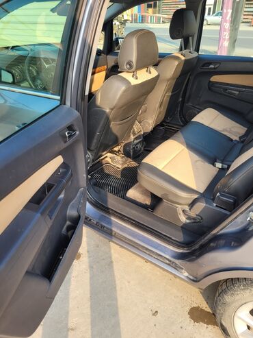 Opel: Opel Zafira B – geniş ailələr üçün funksional 7 yerlik miniven. Əsas — 10
