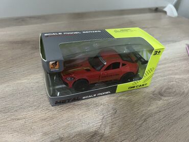 децкий машина: Металлическая модель спортивного автомобиля (Die-Cast) в масштабе