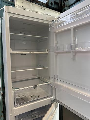 Холодильник Samsung с нижней морозильной камерой и наружным сенсорным