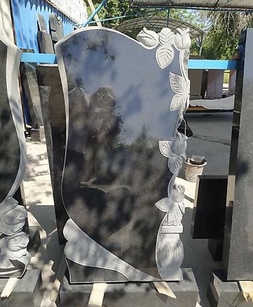 Мраморные и гранитные работы: Гранитные памятники - Изготовление памятников из цельного — 13