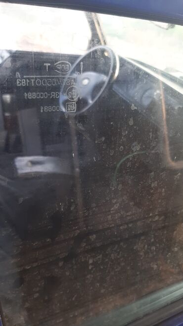 Mavi rəngli VAZ-2107 sedan avtomobili. Avtomobilin arxa hissəsi qara
