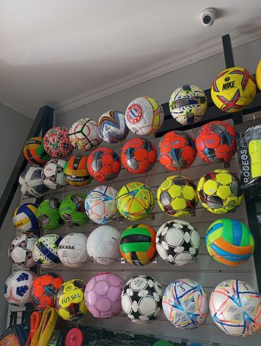 футбольные мячи: Футбольные и Волейбольные мячики в наличии⚽🏐 У нас есть два филиала 