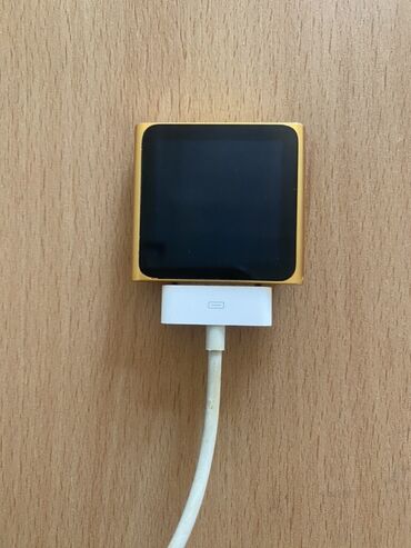 Dinamiklər və kolonkalar: Bu, qızılı rəngdə Apple iPod Nano-dur. Cihaz kiçik, kvadrat formalı