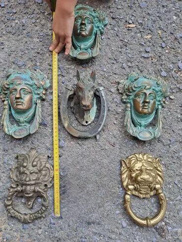 Ostali antikviteti: Bronzani zvekir, prodaju se u vidjenom stanju. Cena za konje 10000 — 9