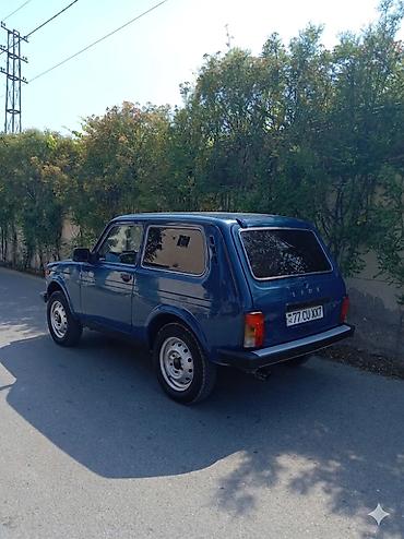 reduktur: Lada Niva (VAZ 2121) – mavi rəngli, 3 qapılı off-road SUV — 4