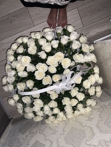 коробка для подарка: Букет из множества свежих белых роз, аккуратно уложенных в корзину