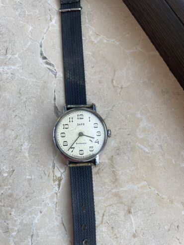 Əntiq saatlar: Заря 19 камней qol saatı
SSRİ istehsalı. Mexanikidi, işləkdir