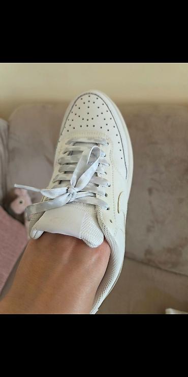nike canta: Nike qadın krossovkası, original – tam ağ rəng, 38 ölçü, az geyinilib — 1