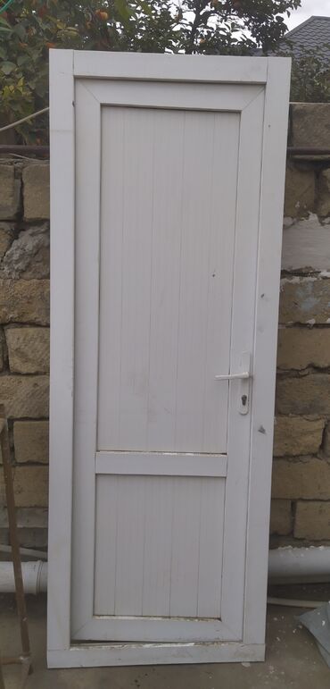 seyf qapi uzlukleri: Ağ rəngli PVC qapı - Material: plastik/PVC profil, panel tipli -
