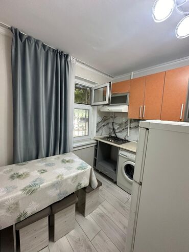 продаю квартиру 8 мкр бишкек: 1 комната, 32 м², 104 серия, 1 этаж, Евроремонт