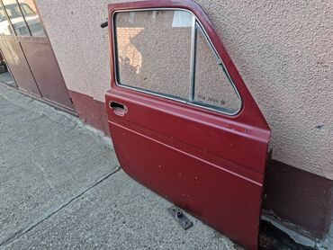 Auto delovi: Vrata desna Lada 2121 Niva. U crvenoj boji. Polovna, zdrava. Skinuta — 3