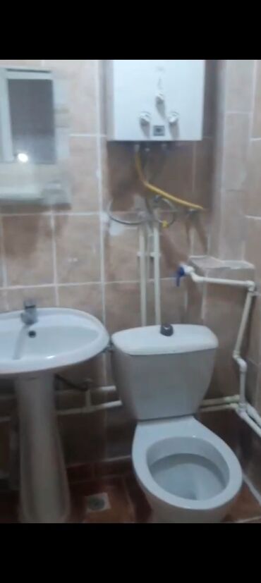 Uzunmüddətli kirayə mənzillər: Qara. Qarayevdə 145 məktəbə yaxın 1otaq kirayyə verilir 450azn ofis — 7