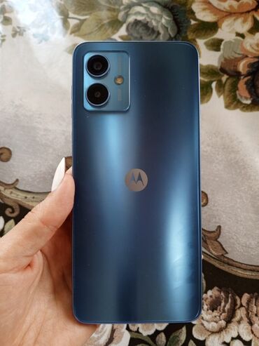 Mavi rəngdə Motorola smartfonu. Cihazın arxa tərəfində iki kamera