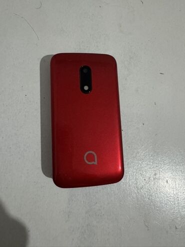 короб на буфер: Мобильный телефон-раскладушка Alcatel яркого красного цвета. Оснащен