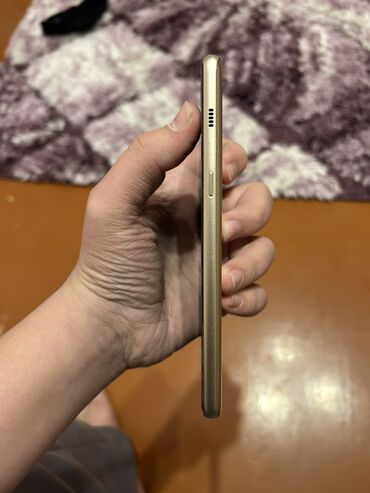 Digər mobil telefonlar: Smartfon – qızılı rəngdə Xüsusiyyətlər və dizayn: - Ekran: tam ön — 3