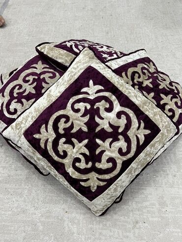 продаю яйцо: Набор декоративных подушек с бархатным эффектом. - Количество: 5 шт