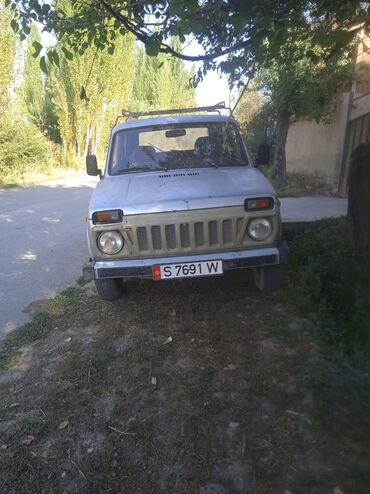 двигатель нива: Внедорожник Lada Niva 4x4 серебристого цвета с характерной решеткой