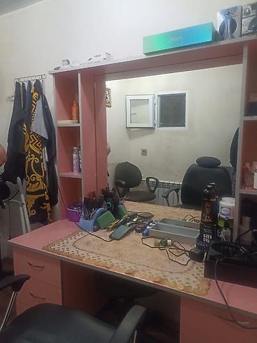 sac kəsimi ucun masa: Bərbər masasının komplekti – güzgülü, rəfli - Geniş iş səthi olan — 2