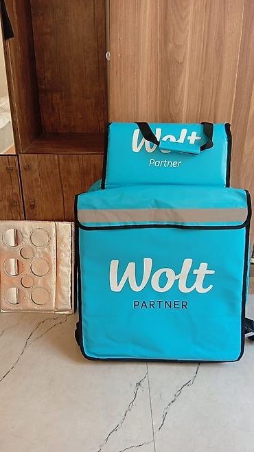 Wolt Partner kuryer çantası dəsti. Dəstə şəkildə görünən 2 ədəd çanta