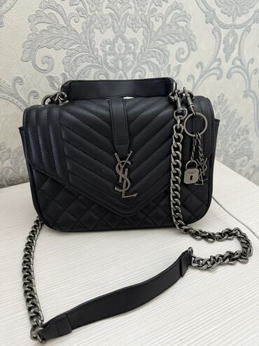 золотая цепочка с крестиком: Сумка Saint Laurent Paris, черная, из зернистой кожи с фирменной