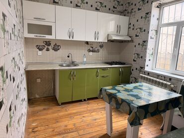 Uzunmüddətli kirayə evlər: 2 otaqlı həyət evi – mətbəx mebeli və kombi sistemi ilə Təsvir: - — 2