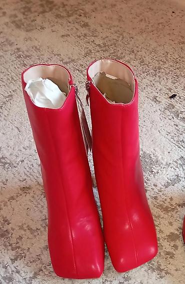 magnum cipele: Ženske kratke čizme/ankle boots u intenzivno crvenoj boji. Model sa — 1
