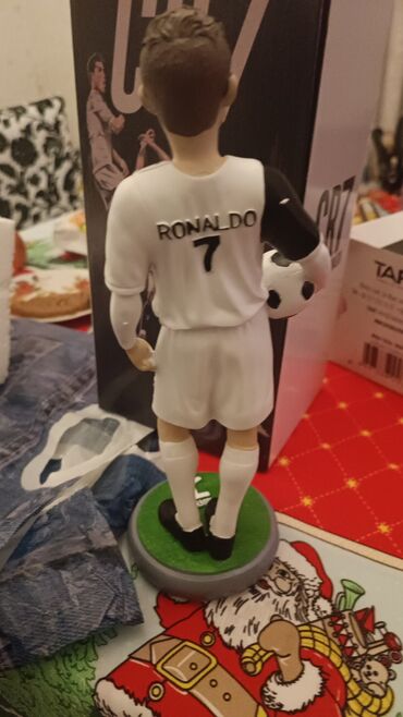 Oyuncaqlar: Suvenır qelem, karandaş qabı.futbolcularin fiqurui ile.Futbolcu — 23