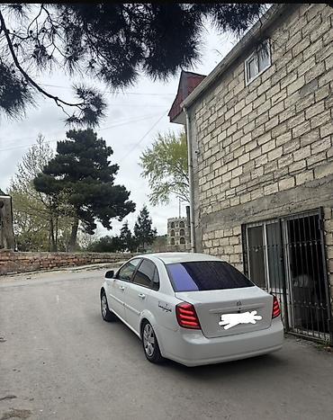 Digər avtomobillər: Ağ rəngli sedan – 4 qapılı, komfortlu və qənaətcil şəhər avtomobili — 7