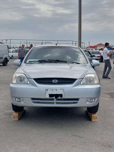 Kia: Gümüşü rəngli Kia Rio, xarici görünüşü və mühərrik hissəsinin
