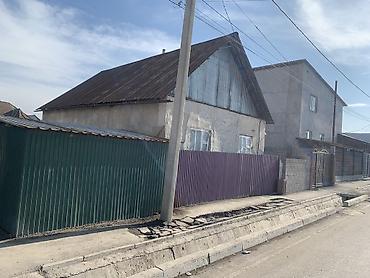 Продажа коттеджей и домов: Продается дом 80 кв/м 4 сотки, имеется вода, свет, канализация — 9