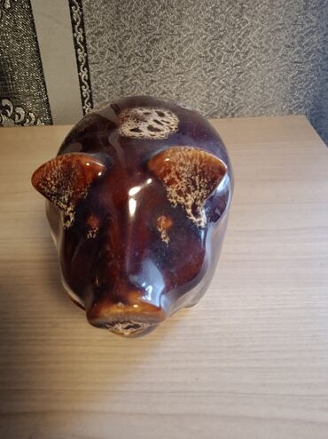вазы декоративные: Статуэтка ларец раритет свинка
