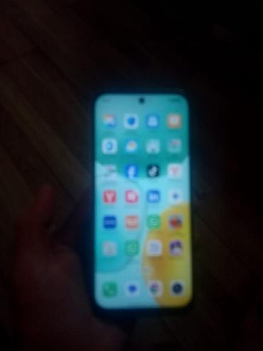 15 pro iphone: Smartfon – ağ rəngdə korpus, arxa hissədə dörd kameralı modul dizaynı — 4
