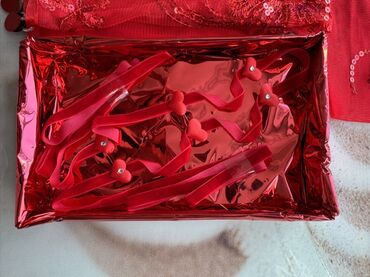 Xonça: Qırmızı rəngdə, pulcuqlar və naxışlarla bəzədilmiş bəzək dəsti. Dəstə -da lalafo.az — 4 Xonça: Qırmızı rəngdə, pulcuqlar və naxışlarla bəzədilmiş bəzək dəsti. Dəstə — 4