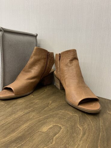 mercedes lackey: Кожаные ботинки с открытым носик и пяткой. Lackey Brand Материал