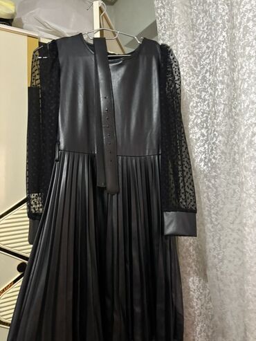 женская блуза в горошек: Qara rəngli qadın paltarı - Material: ön və ətəklikdə eko‑dəri