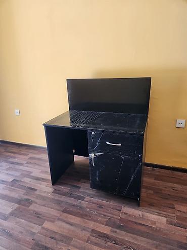 masa usdu: Qara ofis masası – mermer naxışlı üst səth və arxa panel - Material — 1