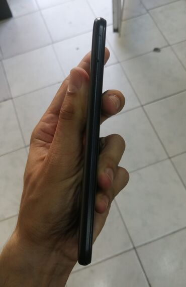 Digər mobil telefonlar: Smartfon – qara rəng Xüsusiyyətlər: - Ön tərəfdə damcı tipli kamera