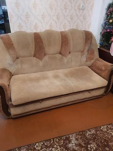 divan kreslo modelləri: Divan – klassik model, yumşaq süngərli oturacaq və bel hissəsi ilə — 1
