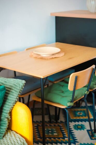 Stolovi: Cena seta: 9.995 RSD (moguća kupovina i odvojeno) Topao, skandinavski — 2