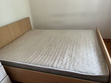 Двуспальные кровати: Двуспальная кровать, Б/у, С матрасом, Дерево, длина - 200 см