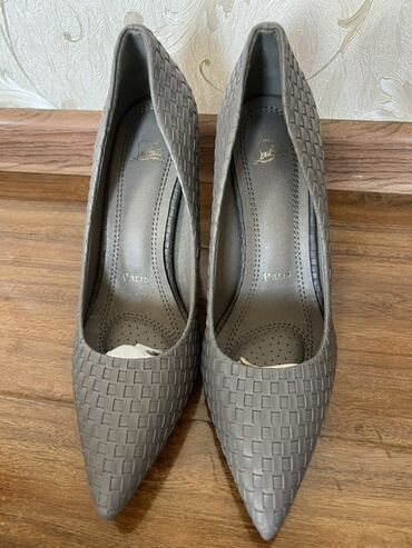 женские туфля: Туфли, 40, Christian Louboutin, Новый, цвет - Серый