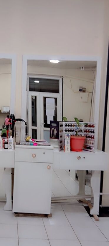 kiraye ofis: Sumqayitda 3mkr Gûlüm beauty studioda Saç ve Dirnag stollari çoox