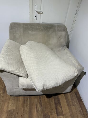 Fotelje: Velika bela fotelja dva jastuka uz nju Mere: Visina 85cm Sirina — 6