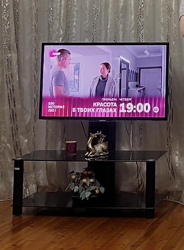 plastik rəf: Qara şüşə TV stendi - 2 mərtəbəli, geniş səthlər: üst və alt şüşə — 1