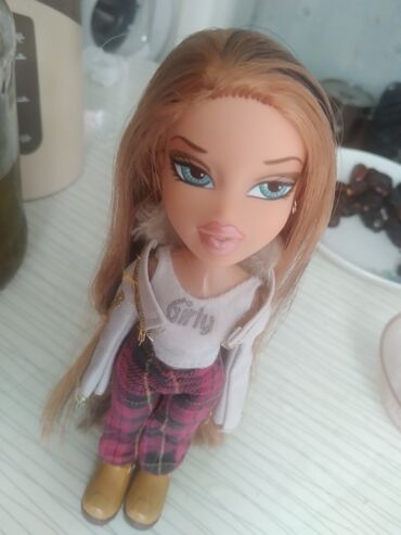 теннисные юбки: Кукла Bratz с длинными светлыми волосами и голубыми глазами. Одета в