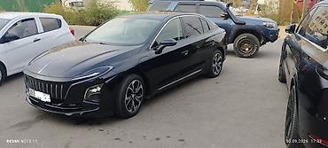 Электромобиль седан Hongqi E-QM5, черный цвет кузова. Основные