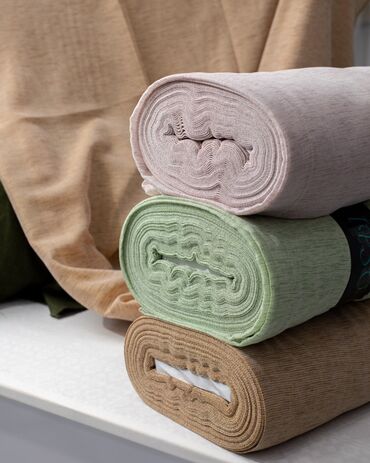 bamboo tekstil: Çeşitli rənglərdə olan pərdə rulonları. Bu pərdələr müxtəlif ev