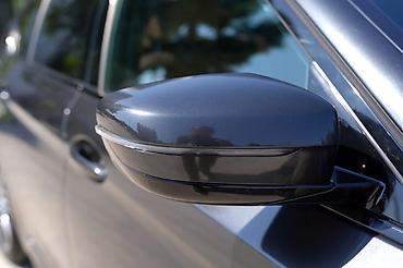 mini cooper satilir: BMW 5 Series sedan – qara metalik rəng, dinamiki və zərif dizayn — 4